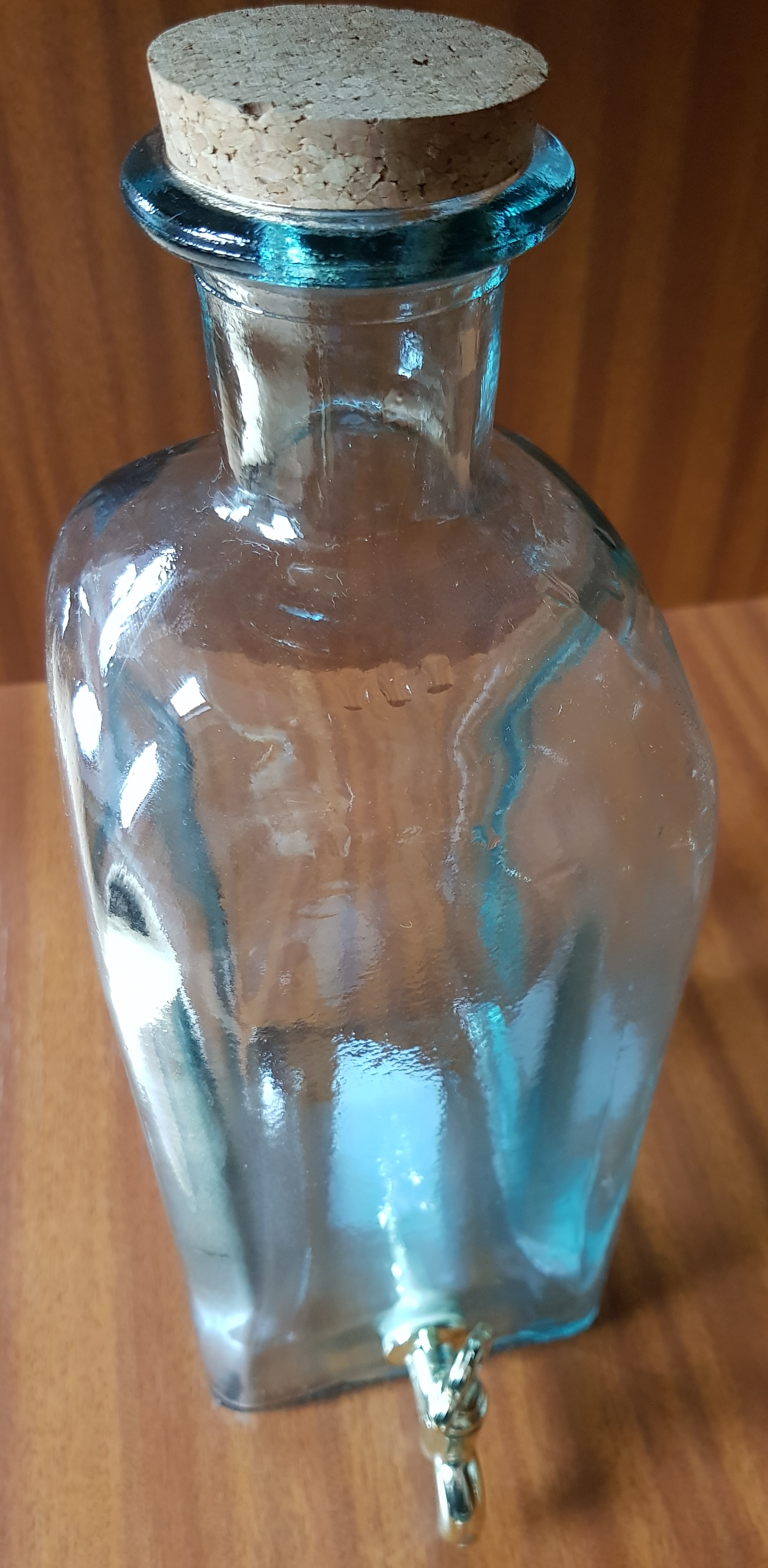 Glasflasche mit Zapfhahn