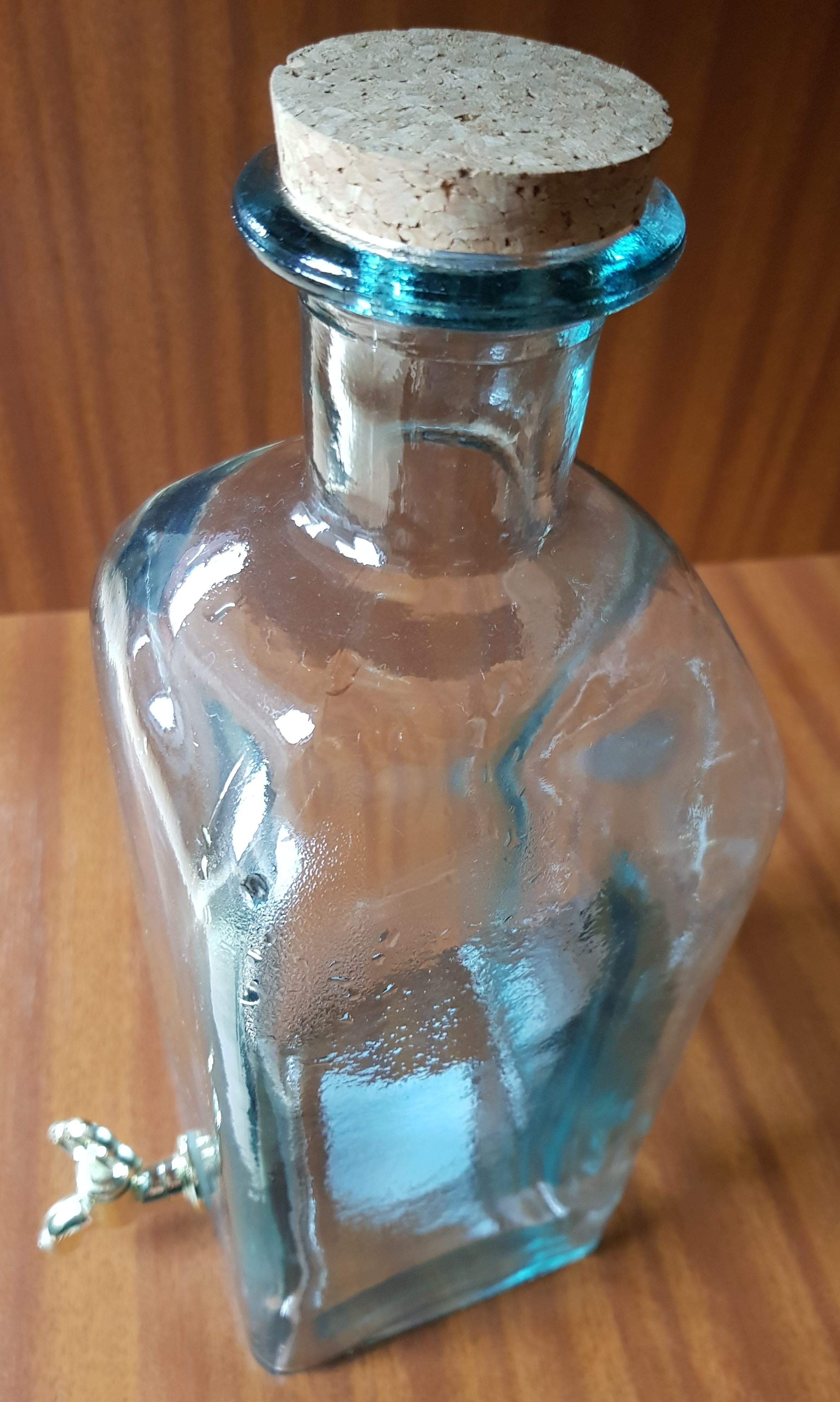 Glasflasche mit Zapfhahn